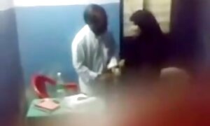 فيديو إباحي مثير امرأة سمراء فلم محارم سكسي تعلم الشرج